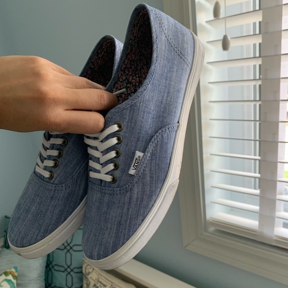 Vans - Picture 1 of 7